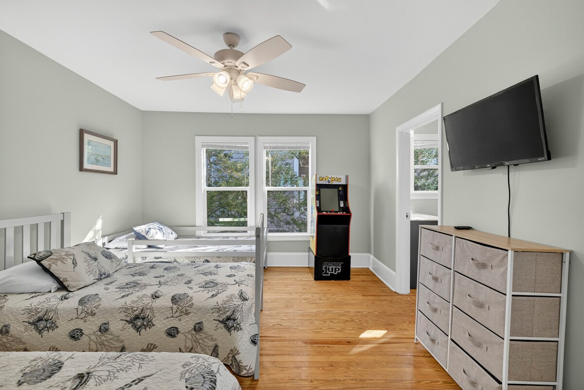 Chumba cha watoto kilicho na vitanda vitatu vya mtu mmoja, televisheni mahiri na mchezo wa video uliounganishwa na bafu kamili la jack/jill