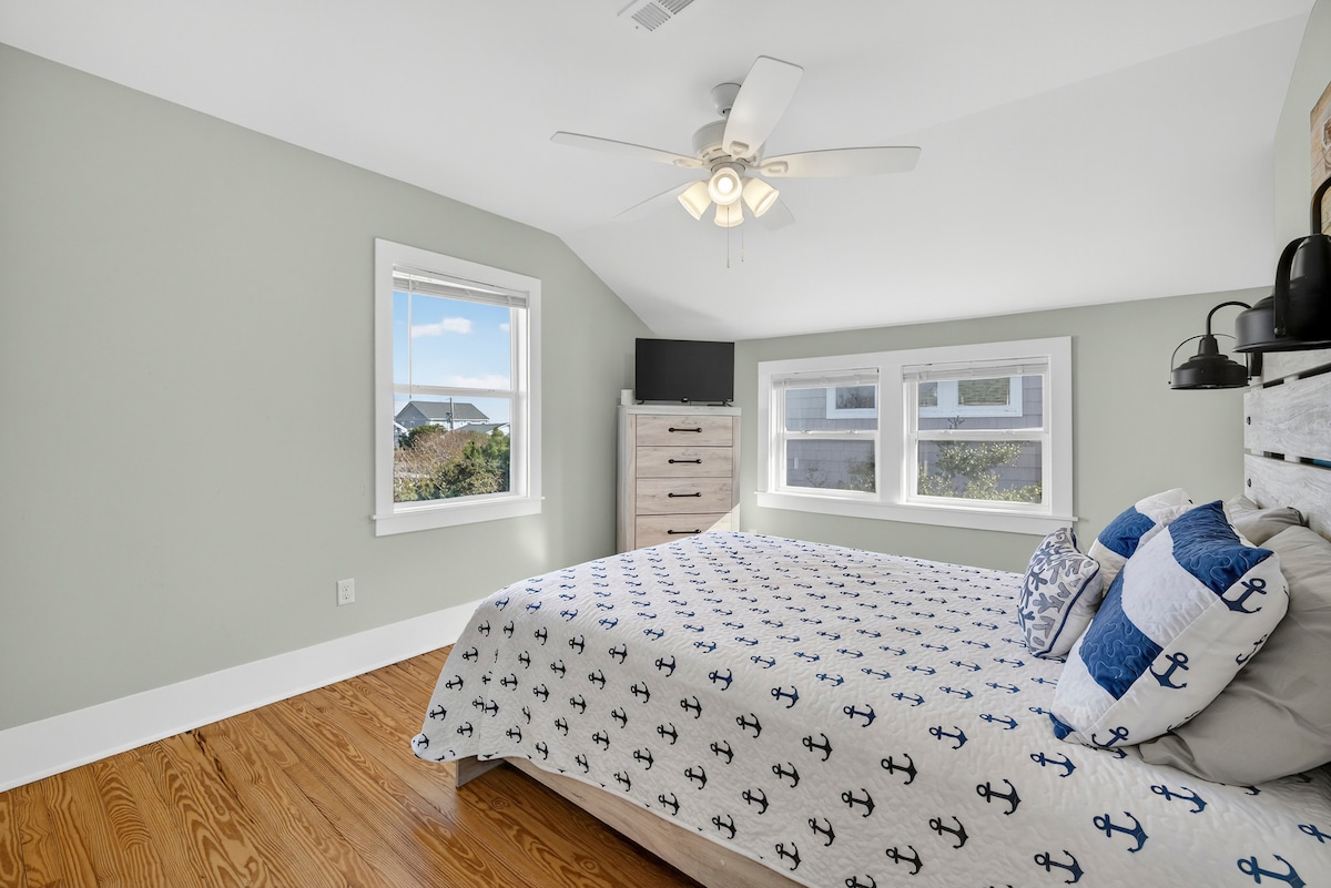 Ghorofa ya 2 ya malkia yenye mwonekano wa bahari, televisheni mahiri na bafu la ukumbi wa feni ya dari