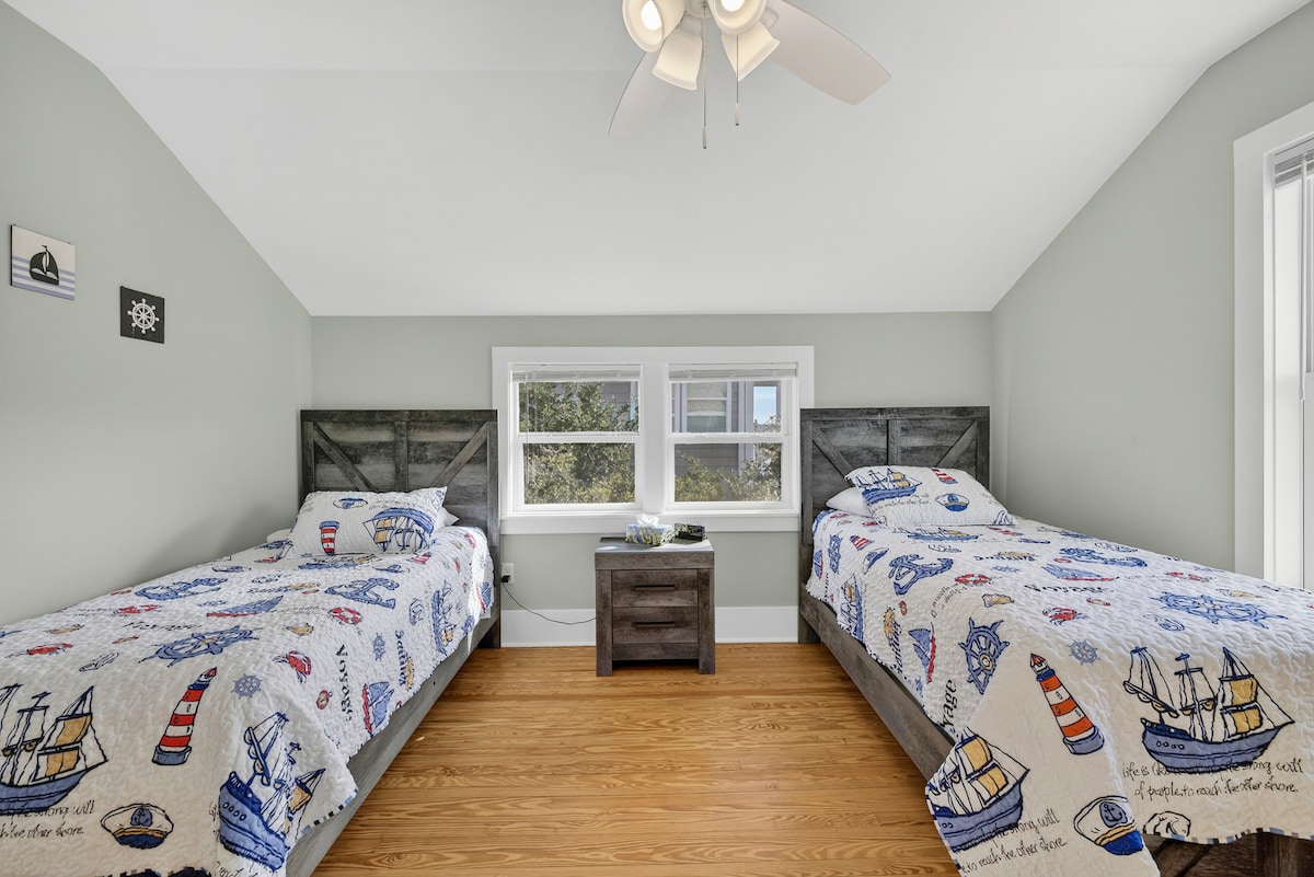 Ghorofa ya 2, chumba kimoja cha kitanda kimoja, kinashiriki bafu kamili na televisheni janja