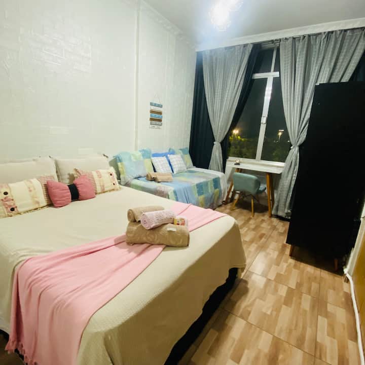 Брачен кревет (широк 150-1
Бикама
Дополнителен единечен кревет (широк 150-179 см) 
Гардероба 
(дигитален трезор во)
Маса за читање 
1 стол 
Нијанси за затемнување 
Клима уред на прозорецот 