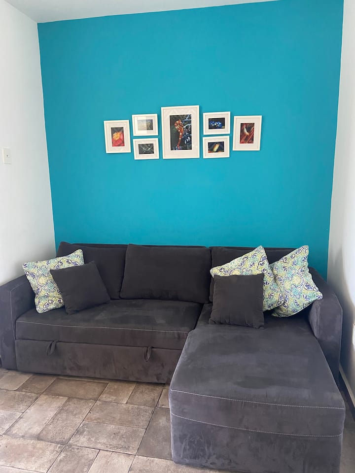 Ce canapé se transforme en lit double, nous avons des draps supplémentaires pour ce canapé pour plus de confort 