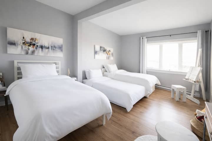 Normalmente instalamos dos camas individuales en esta habitación. Una de las camas se puede desplegar en dos camas separadas. Si necesitas una tercera cama, ponte en contacto con nosotros con antelación o puedes instalar la tercera cama tú mismo.(Se proporciona un juego de ropa de cama adicional completo).