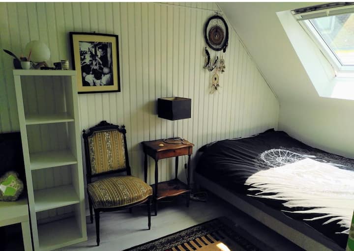 ห้องนอน 1 มีให้บริการในห้องเตียงคู่ (เตียงเดี่ยว 2 เตียง) หรือเตียงคู่ (เตียงคู่ 1 เตียง) โปรดแจ้งให้เราทราบล่วงหน้าเพื่อเตรียมเครื่องนอนก่อนที่คุณจะมาถึง