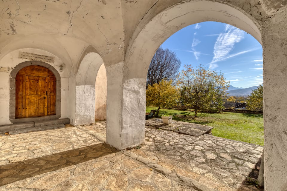 Château de Proméry · Parking · Unique · Spacieux — photo 3