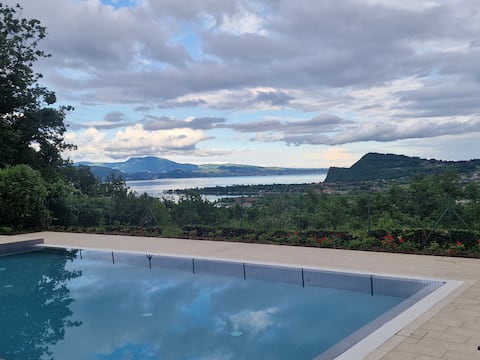 Panoramic Lakeview Apt in villa + Breakfast incl.
