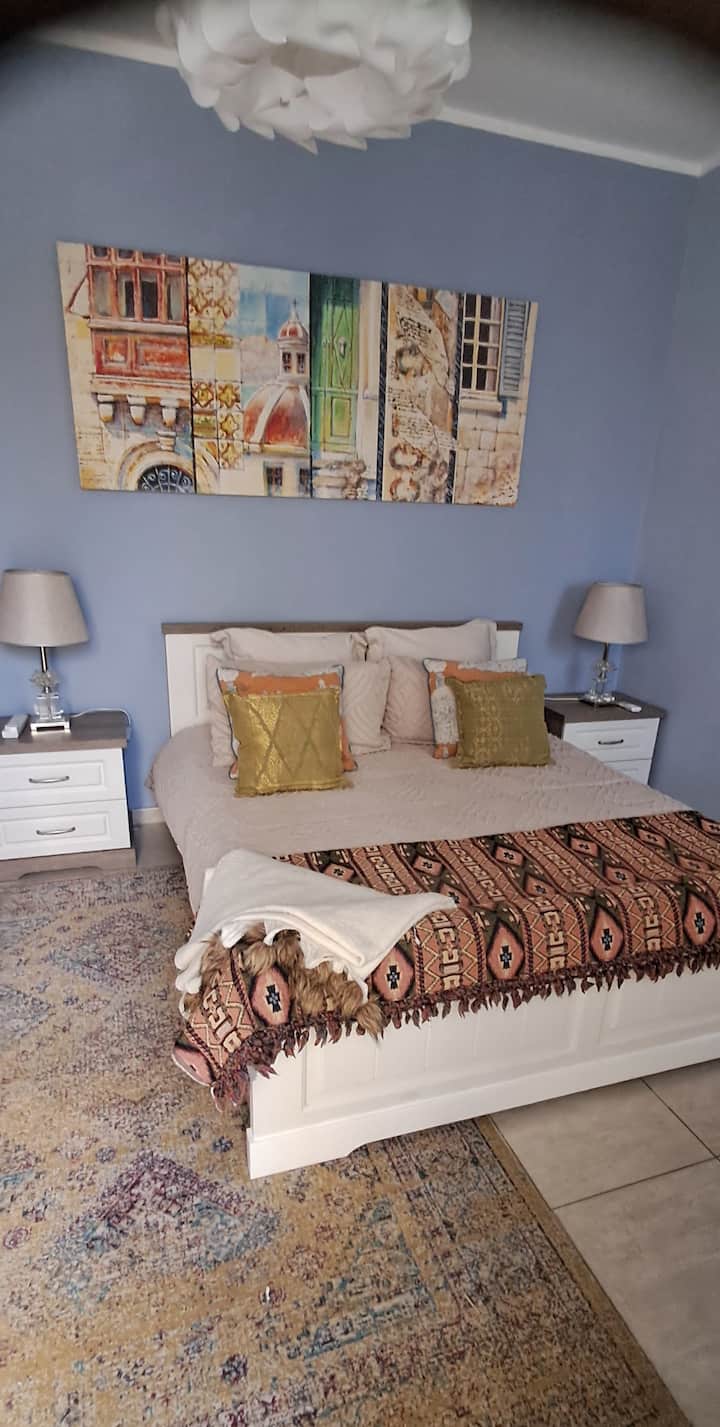 El gran segundo dormitorio tiene una cama tamaño king, un montón de espacio de almacenamiento y un escritorio. Tiene acceso directo a la terraza trasera. 