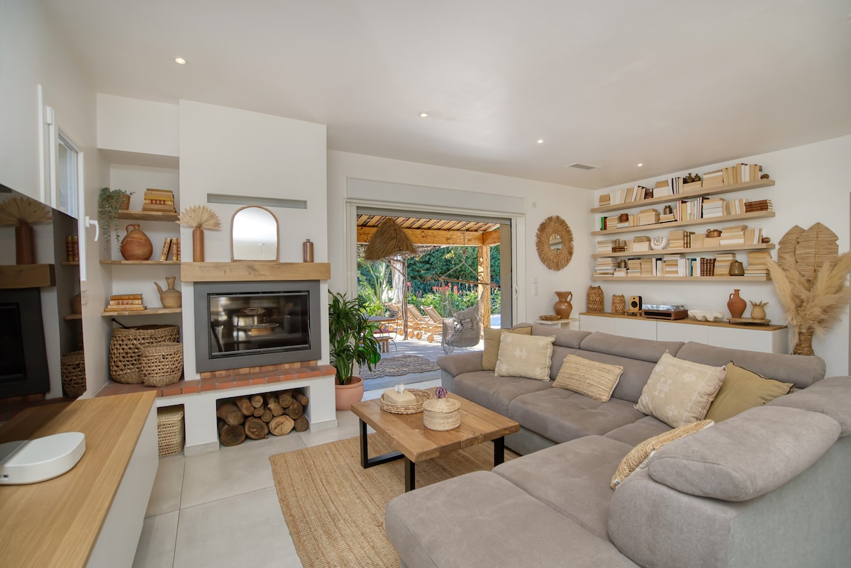 Top Airbnb: Family home – pool/pétanque – near the beach in Grimaud