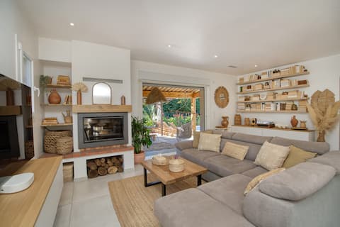 Top Airbnb: Family home – pool/pétanque – near the beach à Grimaud