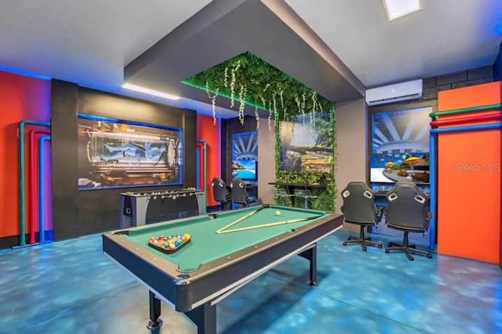 8 Bedrooms/ 6 Bathrooms/ Windsor Island (2177 Lc)