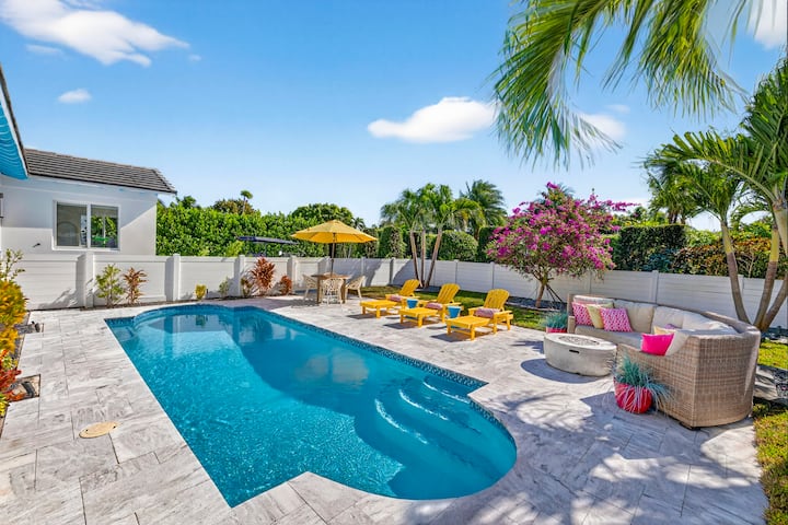 Sun, Sand & City Nights — 5 Bedroom Pool Home - Delray Beach, FL