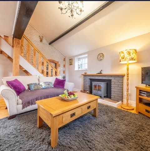 Top Airbnb: Blakeney bolthole short stay coastal walks, quay in Blakeney
