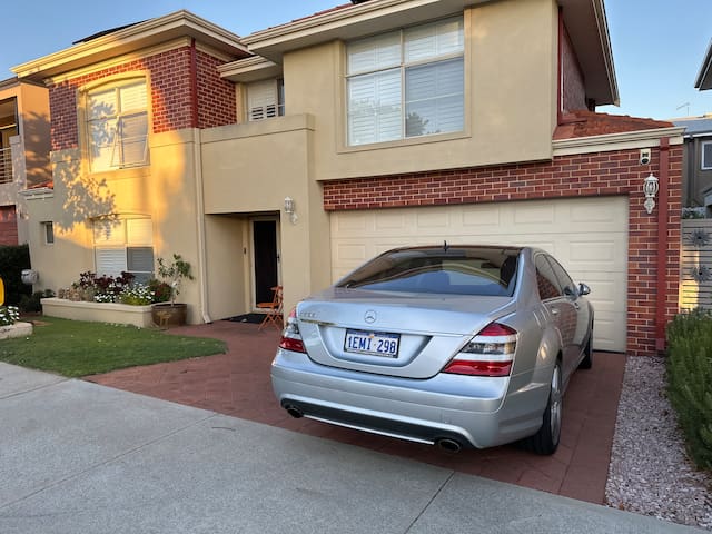 Spacious Executive Inner Suburb Family Home