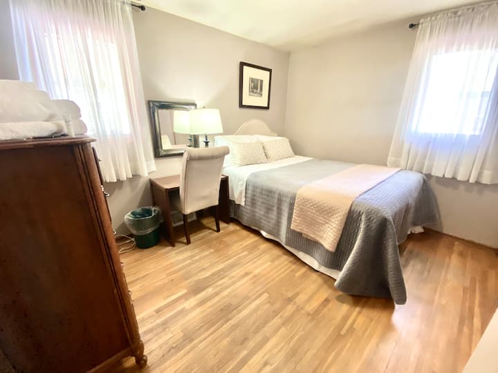 Spavaća soba 2 – ima bračni krevet s pjenastim nadmadracem, veliku komodu, radni stol sa stolicom, svjetiljke, ogledala, ormar s vješalicama, drvene podove i 2 prozora.  Jedan gost po sobi, jedno vozilo po gostu, bez kućnih ljubimaca, bez posjetitelja/gostiju na zabavama kako bi se osigurao mir i tišina.