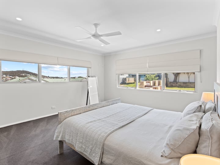 Huvudsovrum med dubbelsäng och eget badrum 