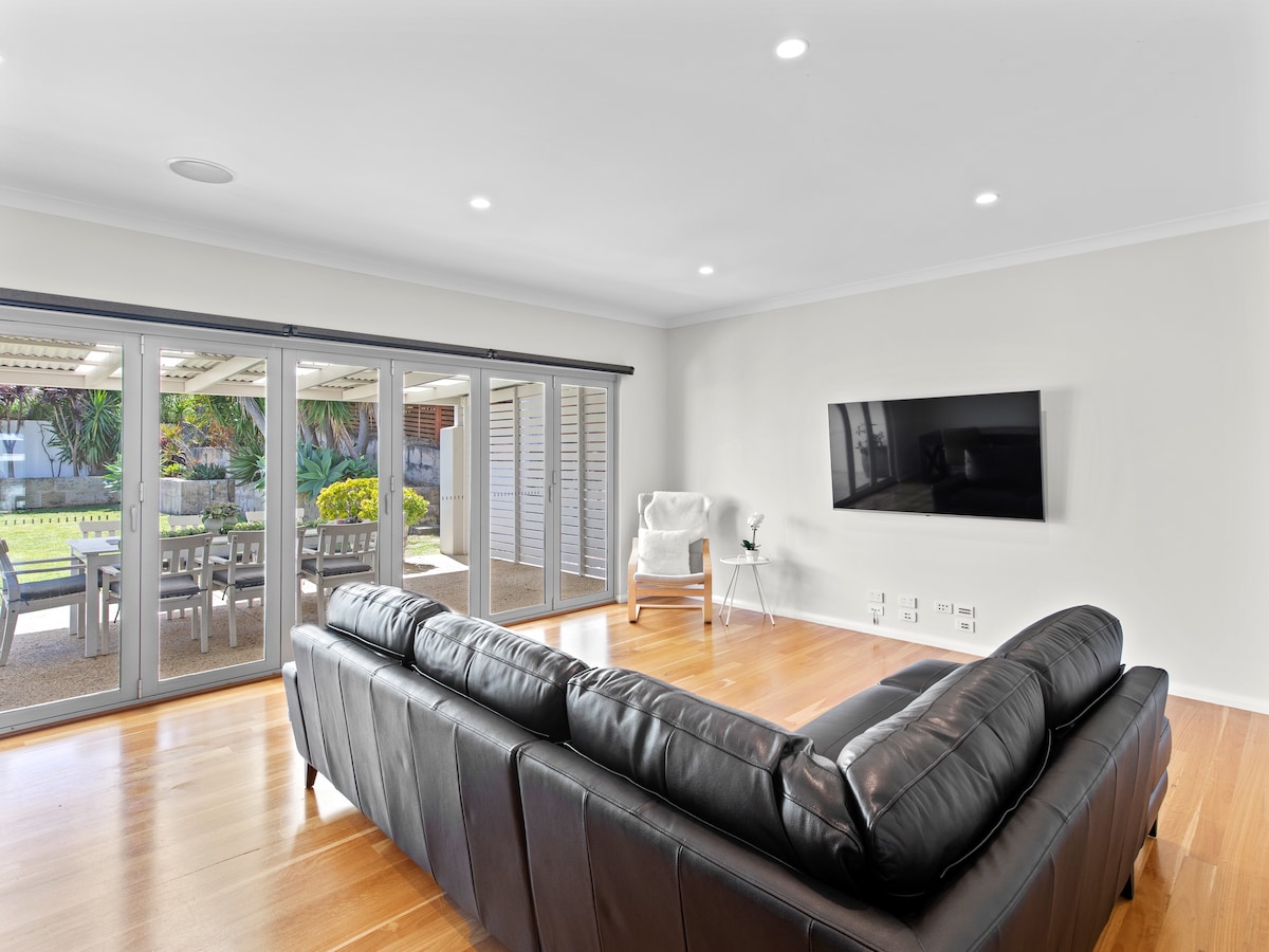 Top Airbnb: Lili’s on Grey | Luxury House in City Of Albany