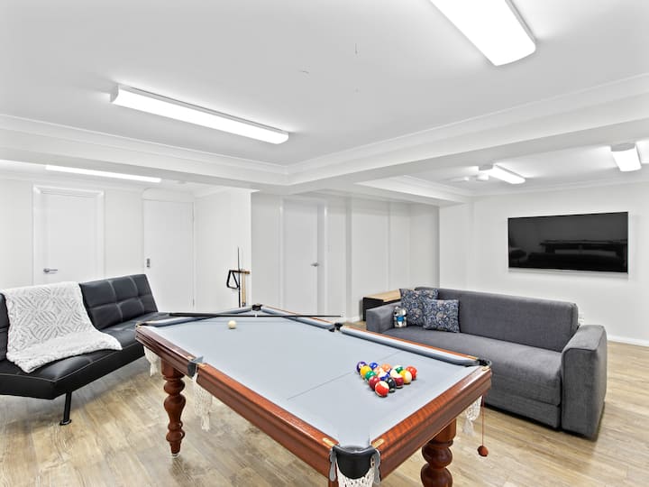 Spelrum med biljardbord. Bäddsoffa och soffa.