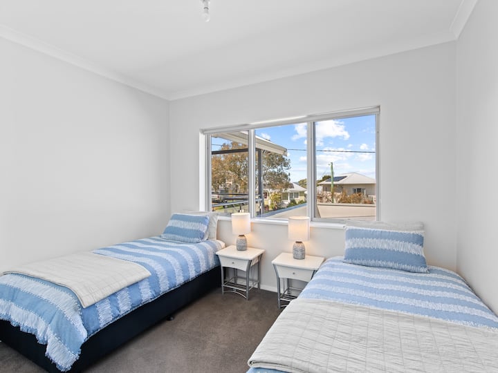 Två king enkelsängar, med stor skjutdörrgarderob.