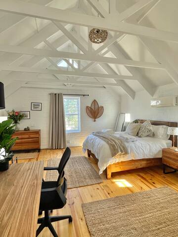 Beach Breeze -Wood Fired Hot Tub -300m from Beach gallery image 4