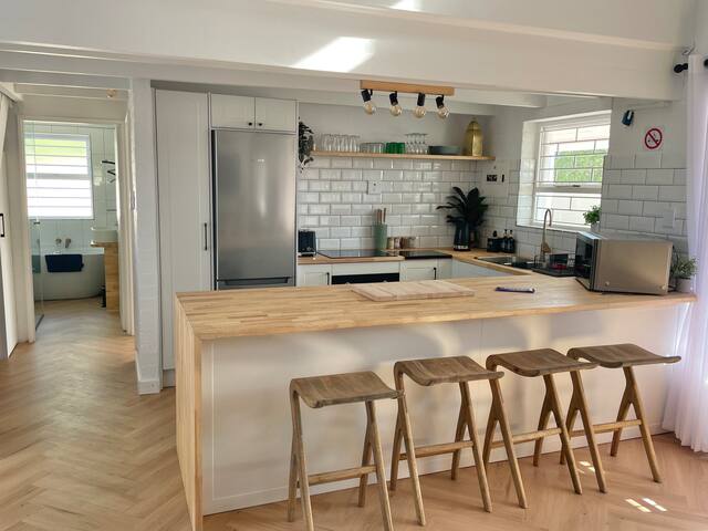 Beach Breeze -Wood Fired Hot Tub -300m from Beach gallery image 5