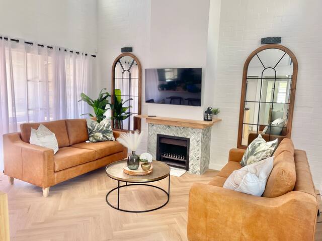 Beach Breeze -Wood Fired Hot Tub -300m from Beach gallery image 2