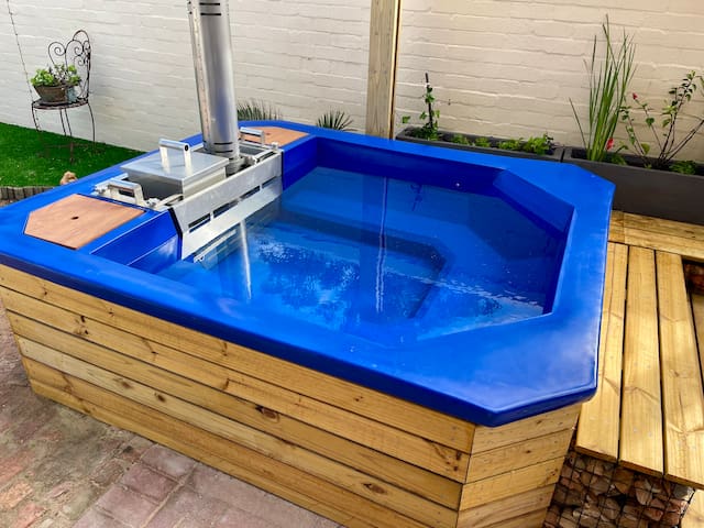 Beach Breeze -Wood Fired Hot Tub -300m from Beach