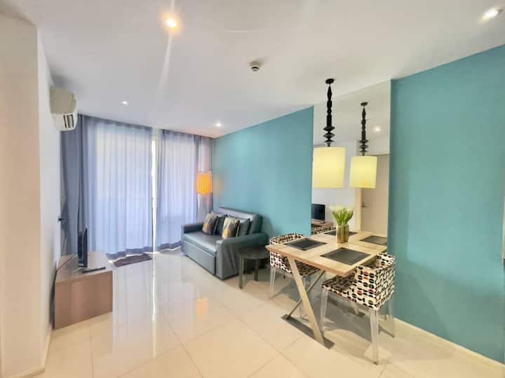 Massive Pool Jomtien One Br Condominium - Jomtien
