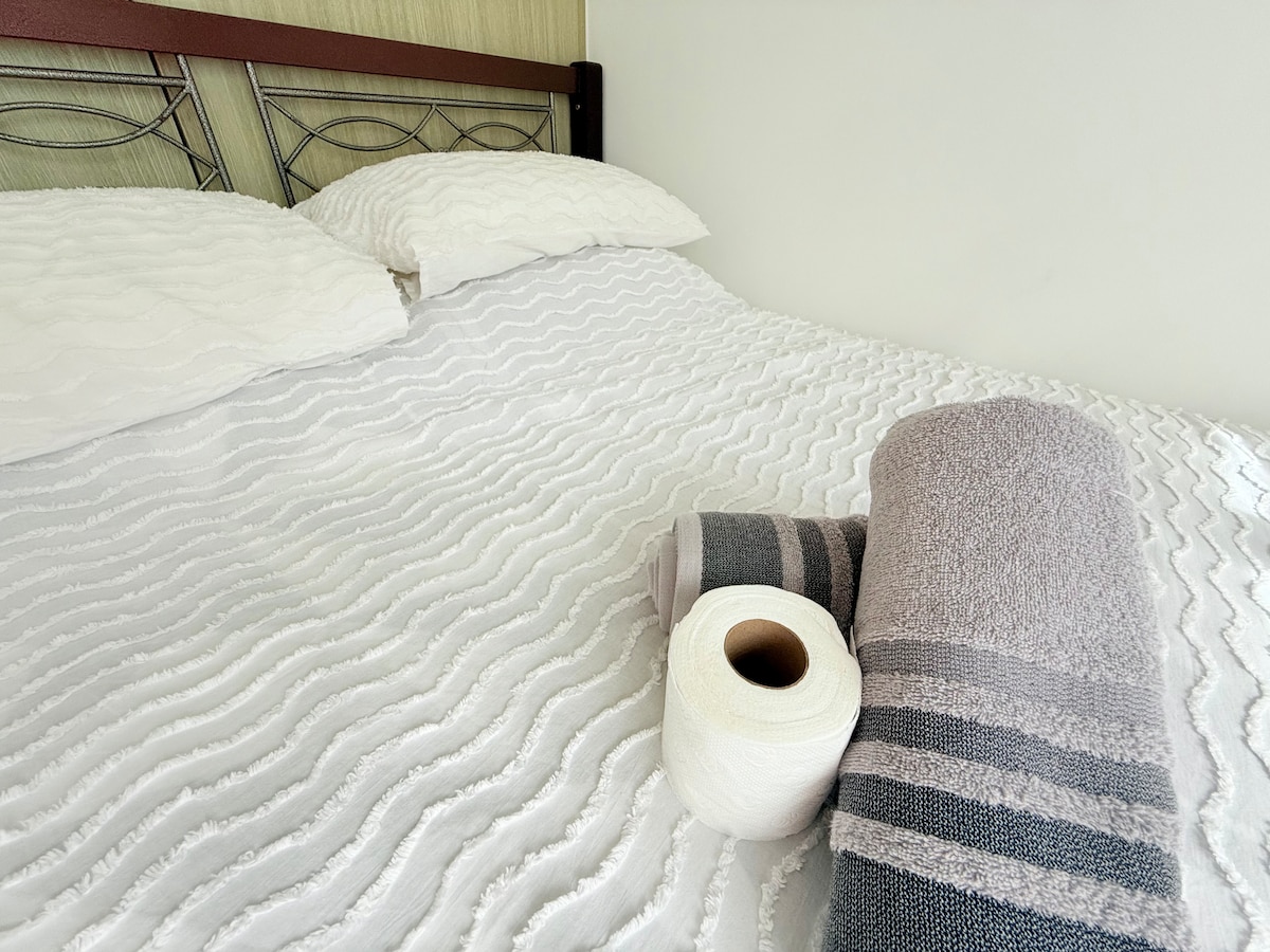 Брачен кревет (широк 150-179 см)