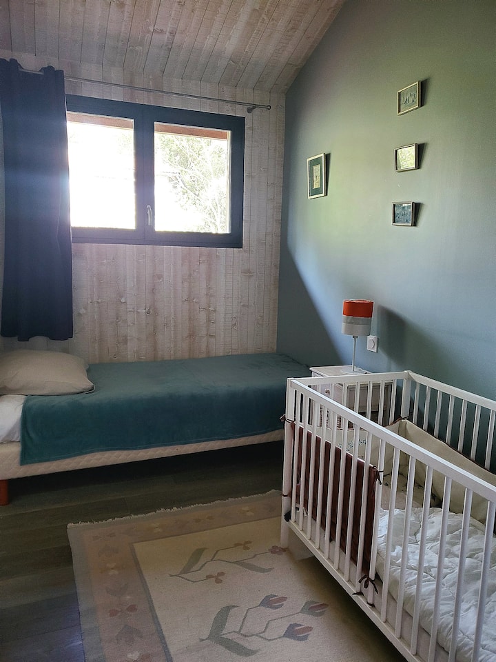 Mala soba u spavaonici s 1 krevetom za jednu osobu i 1 drvenim krevetićem. Povezana je s velikom spavaćom sobom u obliku spavaonice kupaonicom s tuš-kadom, dvostrukim umivaonikom i WC-om.