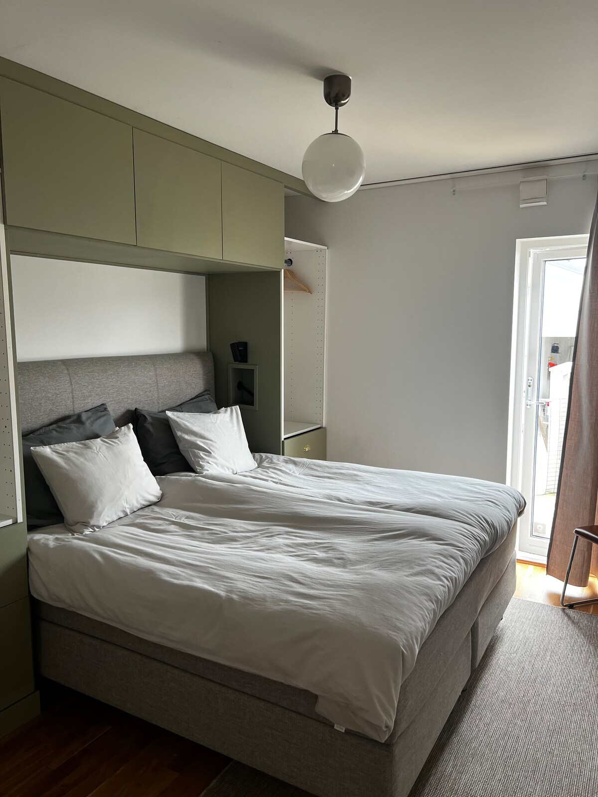 Spavaća soba s bračnim krevetom