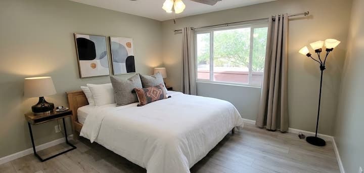 Un segundo refugio de estilo principal con baño privado y armarios California personalizados. La estación de trabajo exclusiva ofrece vistas inspiradoras de la montaña Camelback, lo que la convierte en la suite ejecutiva perfecta para estadías profesionales de larga duración.