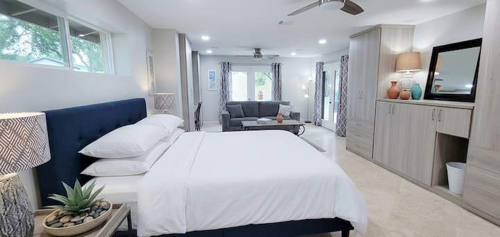 Disfruta de una vida estilo resort en esta amplia suite principal. Entre sus características se encuentran armarios California personalizados para estancias de larga duración, una sala de estar privada, baño en suite y acceso directo a la resplandeciente piscina a través de una puerta francesa.