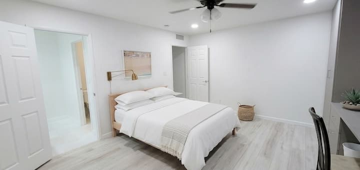 Un segundo refugio de estilo principal con baño privado y armarios California personalizados. La estación de trabajo exclusiva ofrece vistas inspiradoras de la montaña Camelback, lo que la convierte en la suite ejecutiva perfecta para estadías profesionales de larga duración.