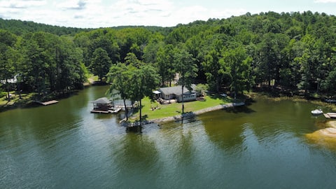 Wateree Sunsets, dock, family fun, w/ king bed!