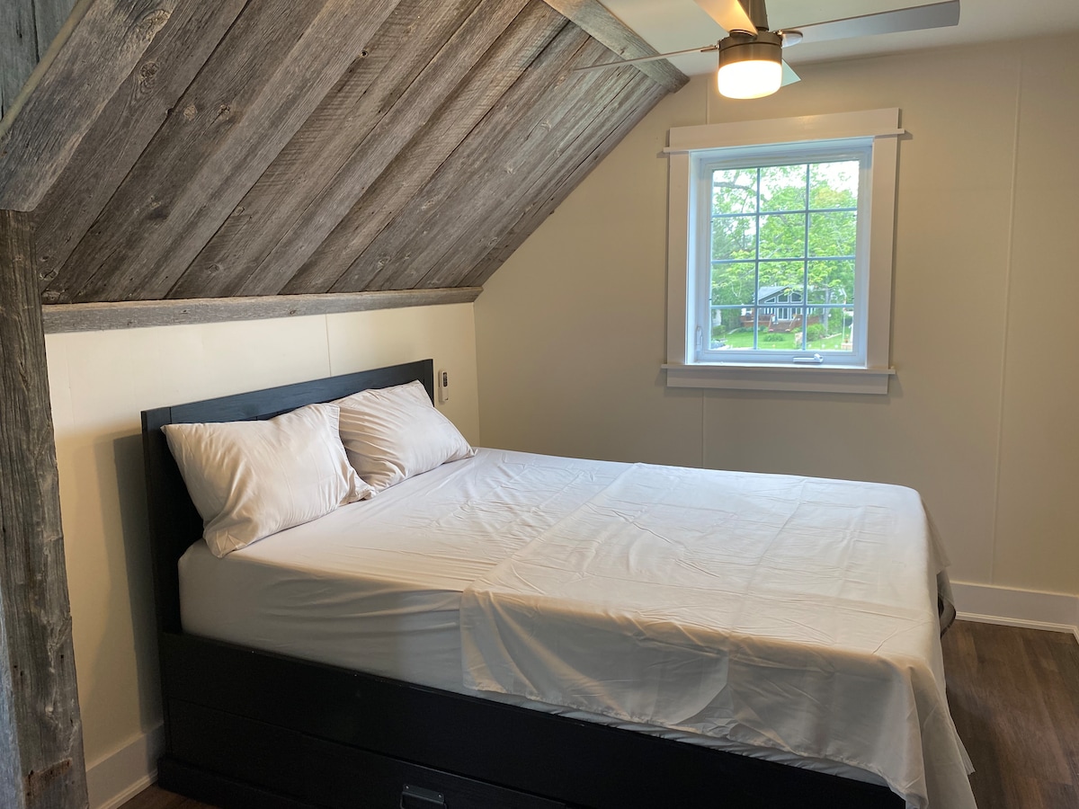 Bedroom 4 Queen