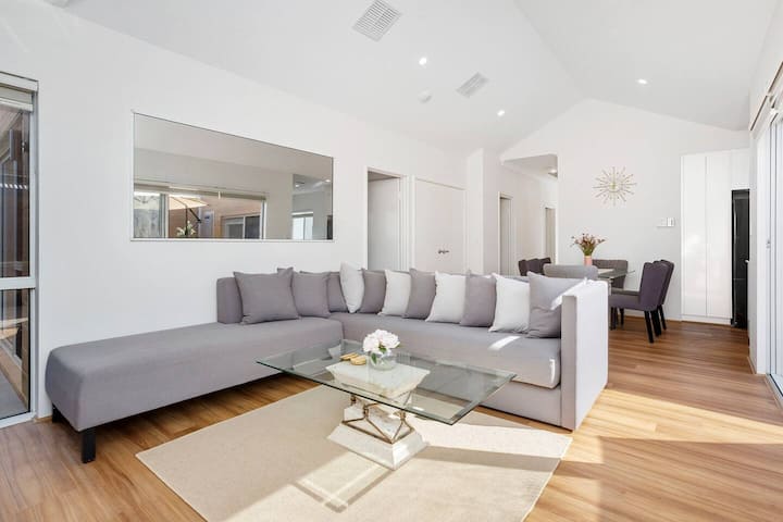 Newly Built Retreat Near Hillarys Boat Harbour - Joondalup
