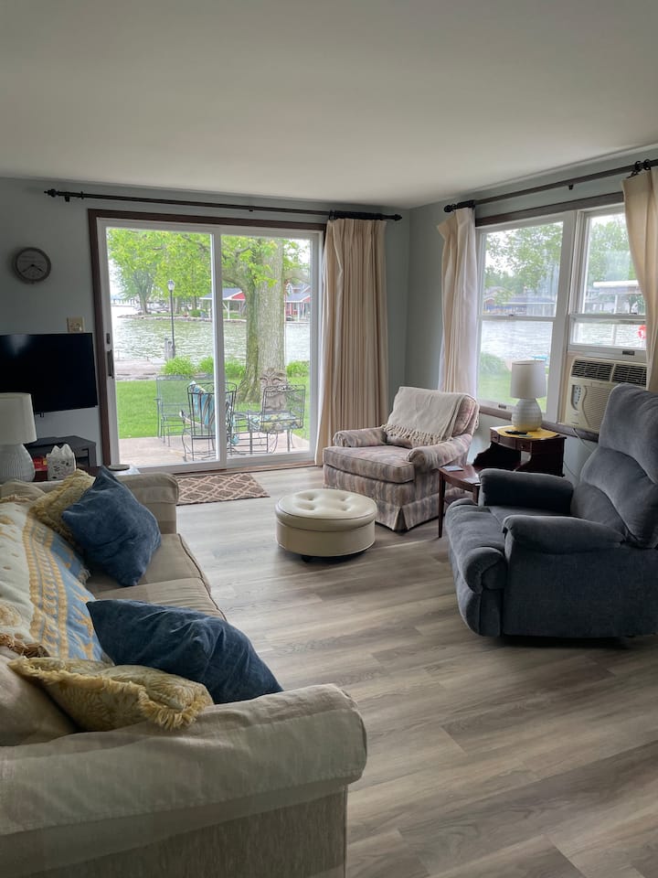 Lakefront Retro Cottage - Lakeview, OH