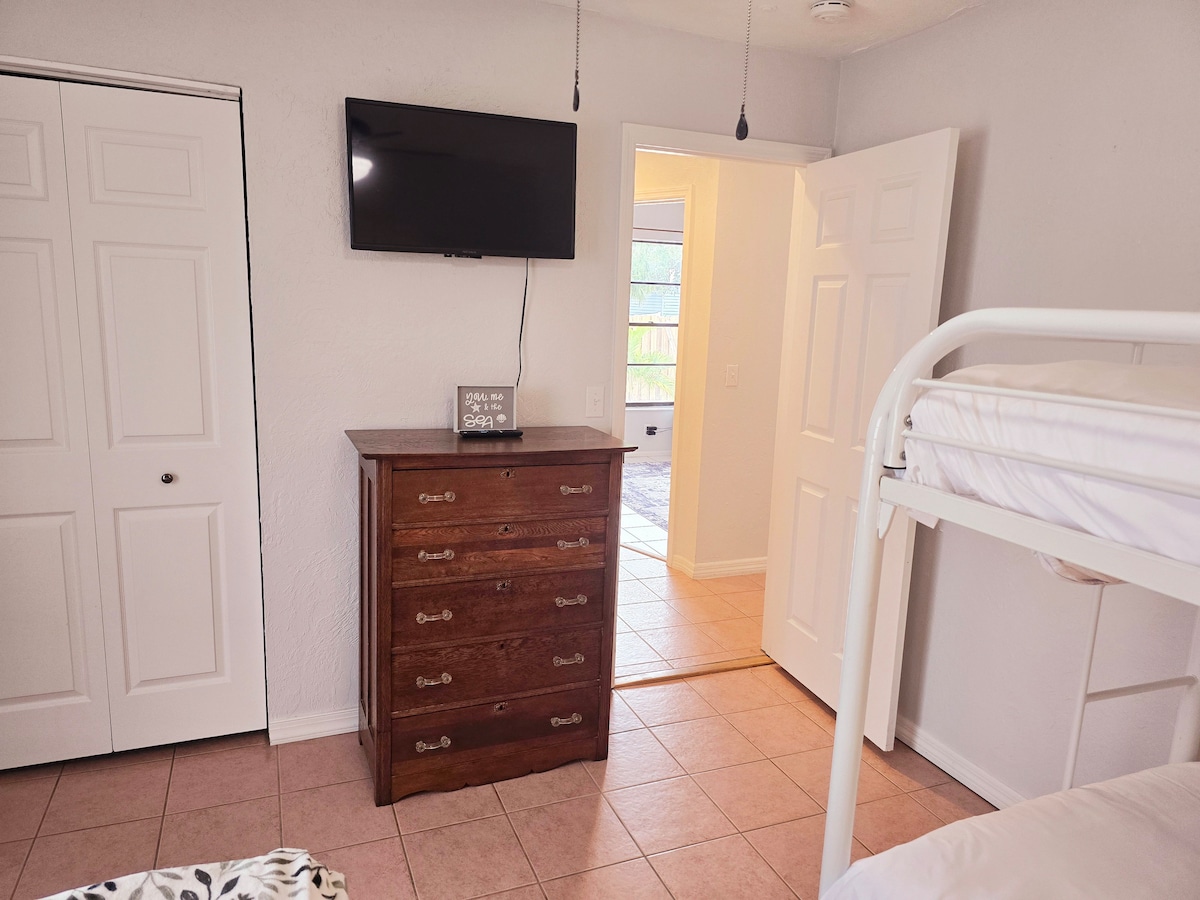 适合家庭入住的第三间卧室，配备一张全尺寸床和两张双层床，非常适合儿童或一起旅行的团体。