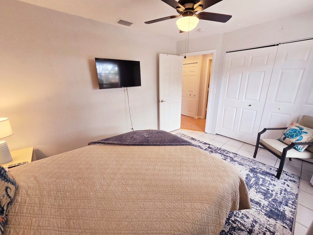 舒适的第二间卧室，配有一张舒适的标准双人床，非常适合情侣或家庭成员寻找自己的私人空间。