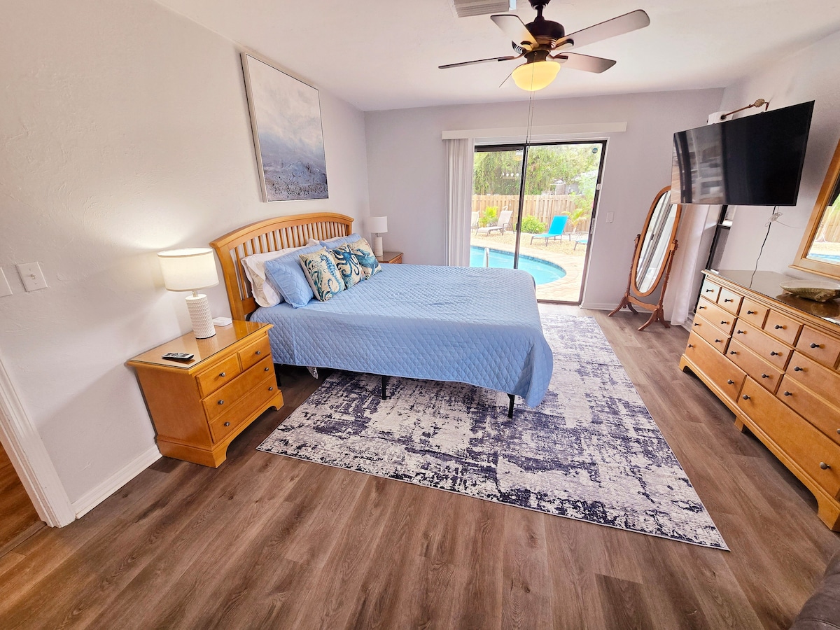 宽敞的主套房配有一张加大双人床、独立套房卫生间和宁静的度假氛围，让您享受宁静的夜晚睡眠。