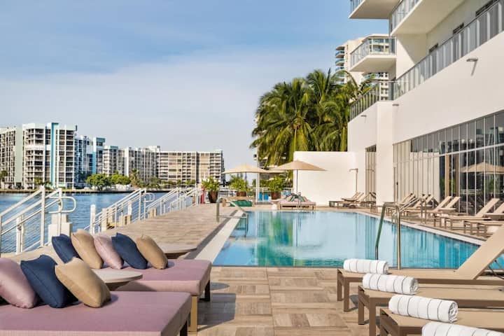 Perfect For Extended Stays! 3 Units W/full Kitchen - Sunny Isles Beach, FL