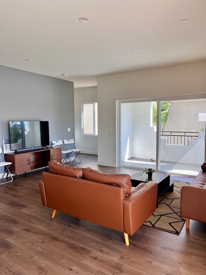 New Gated Villa,3 Brs/3.5 Baths Free Parking - Norwalk, CA