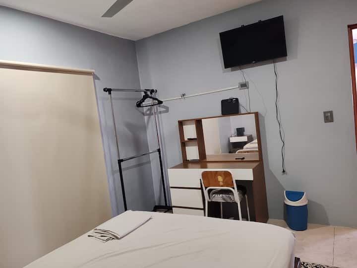 Стая№1. Стая с мемори пяна за двойно легло, затъмнени завеси, AA, вентилатор на тавана, ютия и дъска за гладене, куки за окачване на дрехи, мебели от 2 килера, 32 - инчов смарт телевизор с антена за местни канали, бюро/тоалетна.