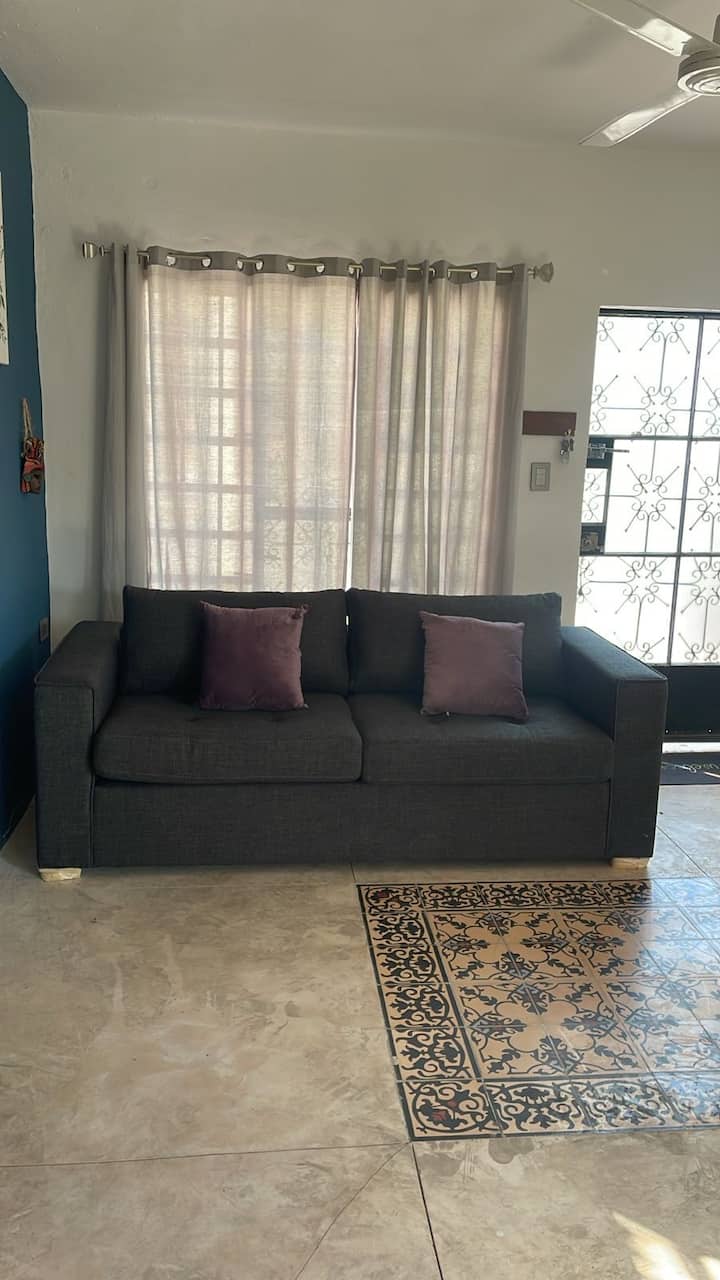 Стая с двоен разтегателен диван, зона с вентилатор на тавана. ЗОНА БЕЗ КЛИМАТИК.