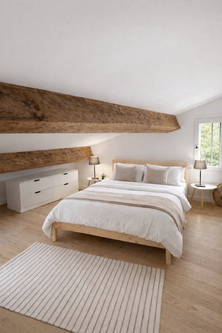 Segunda cama doble en el entrepiso de la habitación número 3. Techo bajo. Cama supletoria.