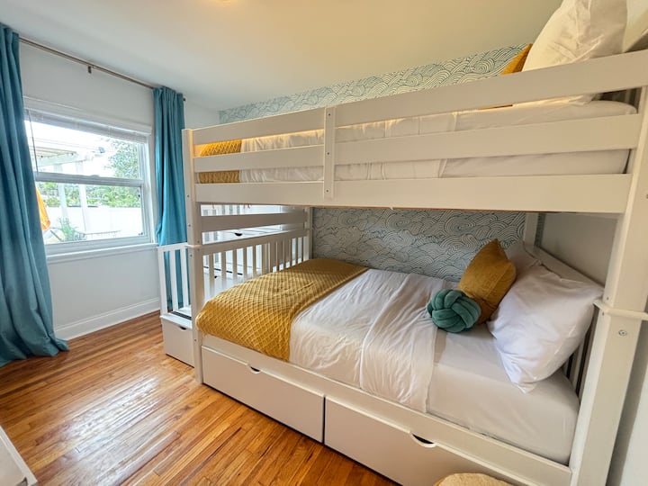 这间充满活力的房间展示了两张全尺寸双层床和明亮、色彩丰富的墙纸，并带有俏皮的装饰。 其令人愉悦的设计营造出一个有趣且舒适的空间，适合各年龄段的房客。

所有卧室均配有遮光帘。 