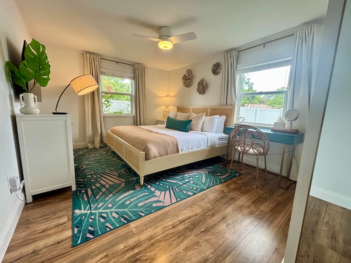 这间卧室配有舒适的加大双人床和贴心的设计，是终极度假胜地。