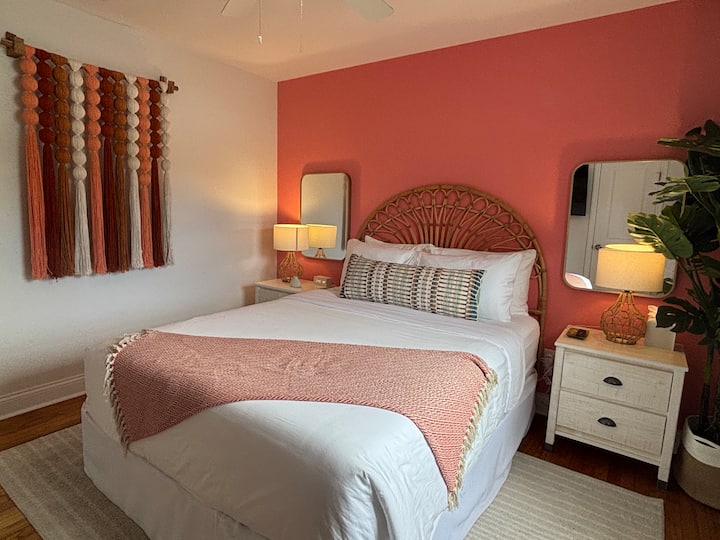 这间客房配有一张标准双人床和温暖的珊瑚色调，并辅以轻松的泥土色调和自然纹理。 50英寸电视提供便捷的室内娱乐，而遮光帘则有助于营造宁静、悠闲的氛围。