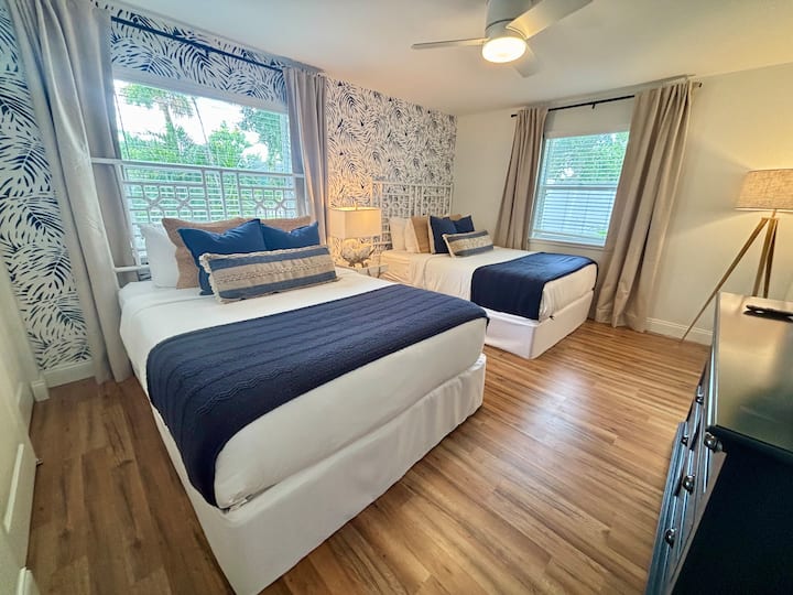 在精美的客房中放松身心，客房配备两张舒适的标准双人床，充满现代魅力。 