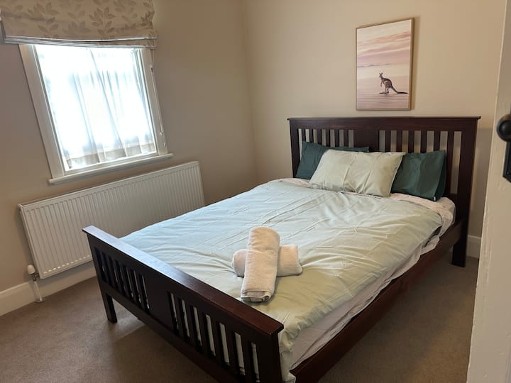La habitación tiene cama tamaño queen más Porter