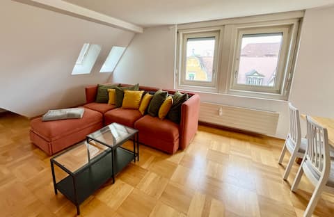 Quiet Attic-Apt, 2 bedrooms, Super central